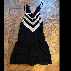 Black and white geometric print romper w/ pockets!